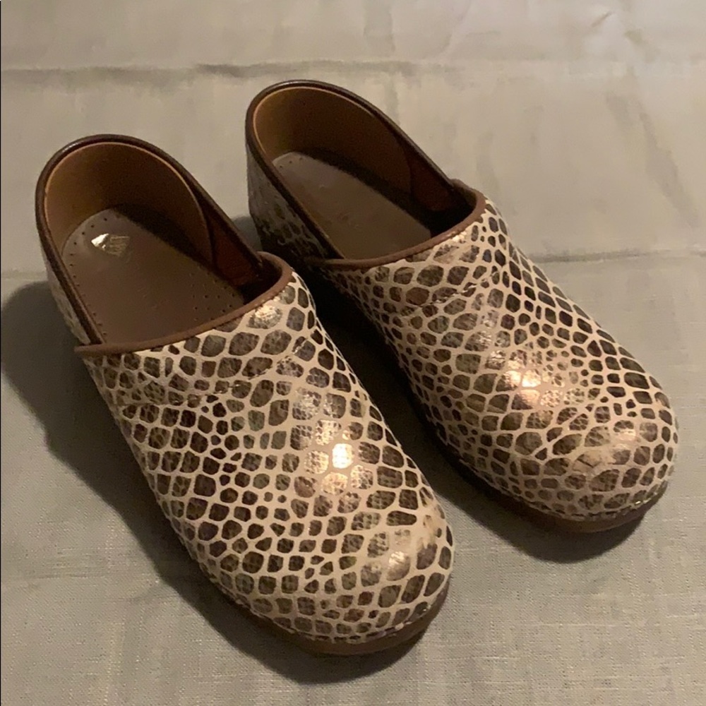 Sanita 38 clogs gold /tan